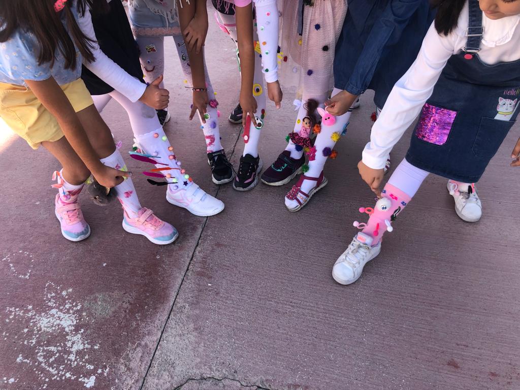 bilkolejleri's tweet photo. In our 𝗖𝗥���𝗭𝗬 𝗦𝗢𝗖𝗞𝗦 𝗗𝗔𝗬 event, which allows our students to use their imagination and creativity, designed socks were introduced with fun activities. https://t.co/ha2H1nUvsS