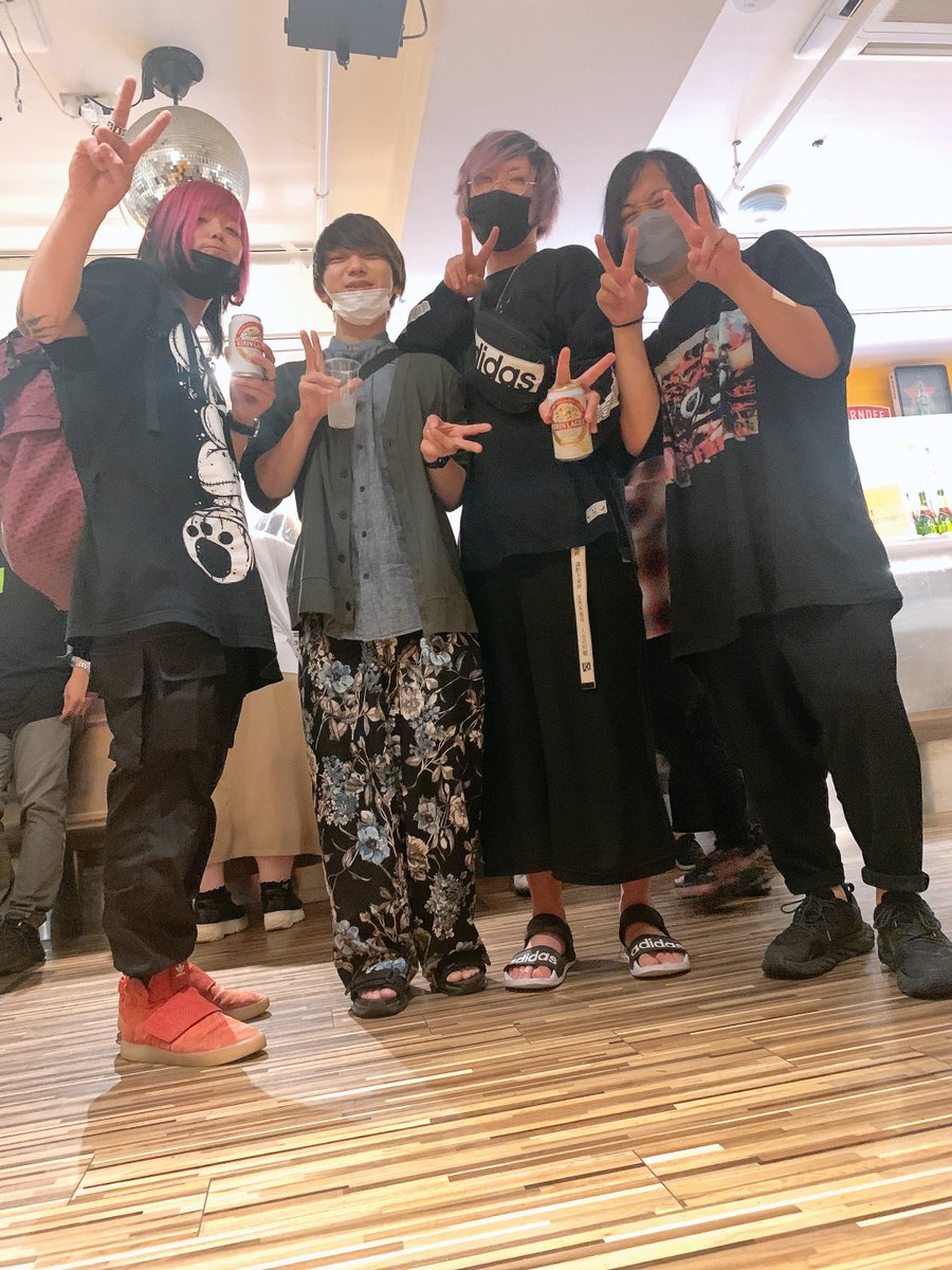 Ag_47pm's tweet photo. ちゃんぽんがローアングルで撮ってくれたやつめっちゃ「バンドメンバー全員で遊び来ました！」感あっていいな https://t.co/Yd1eO4jAOQ