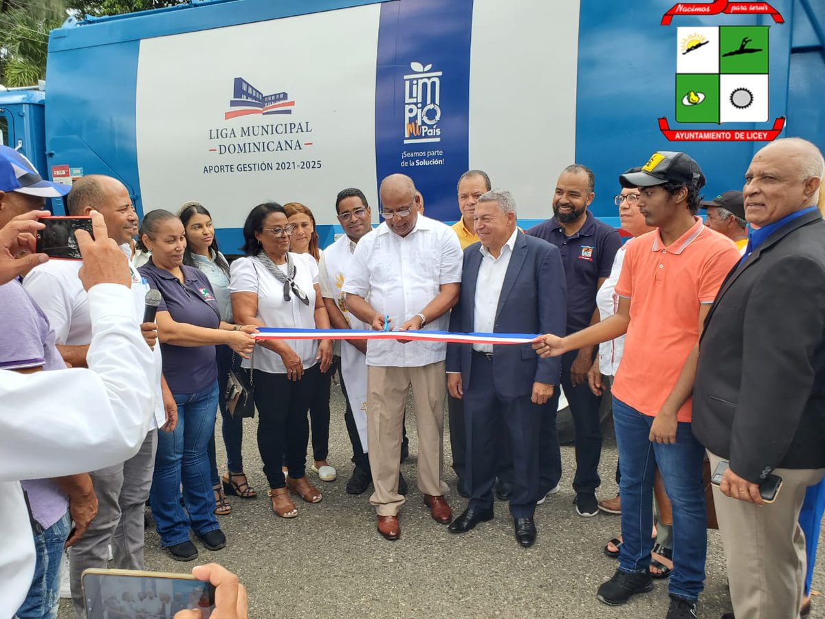 alcaldiadelicey's tweet photo. Liga Municipal Dominicana Continúa Entrega de Equipos para fortalecer Servicios de Aseo Urbano.
Como parte de su programa nacional para la mejora de la calidad del servicio del aseo urbano, la Liga Municipal hizo entrega de un camión compactador a la Alcaldía de Licey al Medio, https://t.co/Ra1OZYH4ug