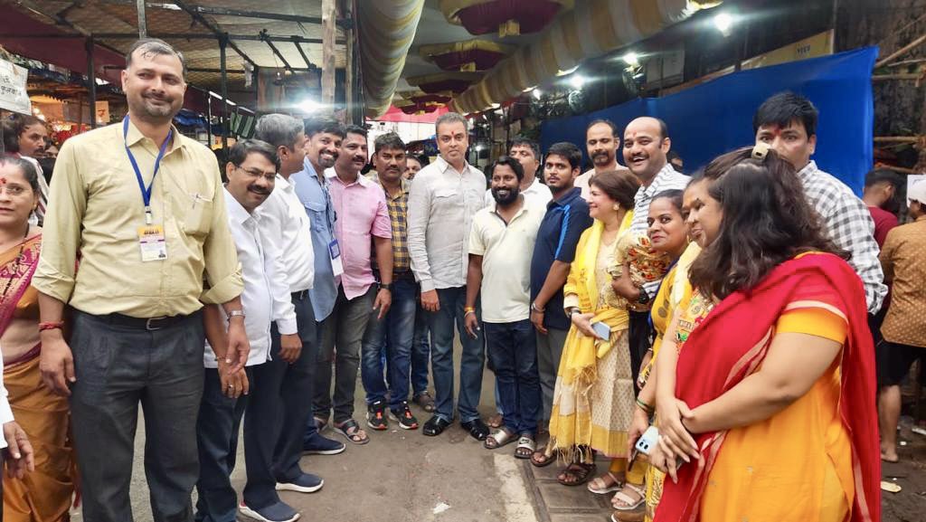 milinddeora's tweet photo. महालक्ष्मी देवी के दर्शन के लिए मैंने आज मालाबार हिल में महालक्ष्मी मंदिर का दौरा किया और स्थानीय निवासियों को नवरात्रि की शुभकामनाएं दीं।

मुझे मंदिर के सभी ट्रस्टियों से मिलकर खुशी हुई।  हमने मंदिर और उसके भक्तों पर कोस्टल रोड के प्रभाव के बारे में बात की। https://t.co/Jp7egvPC4h