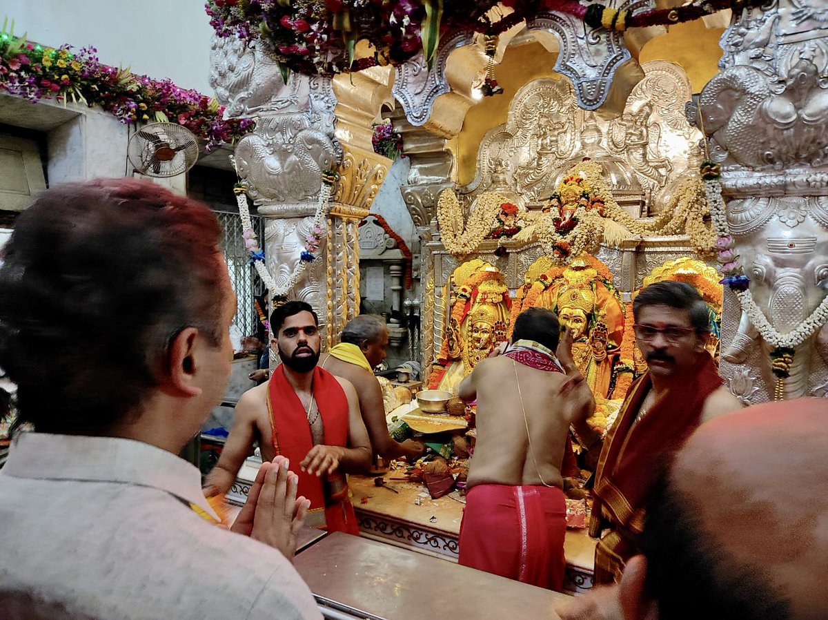 milinddeora's tweet photo. महालक्ष्मी देवी के दर्शन के लिए मैंने आज मालाबार हिल में महालक्ष्मी मंदिर का दौरा किया और स्थानीय निवासियों को नवरात्रि की शुभकामनाएं दीं।

मुझे मंदिर के सभी ट्रस्टियों से मिलकर खुशी हुई।  हमने मंदिर और उसके भक्तों पर कोस्टल रोड के प्रभाव के बारे में बात की। https://t.co/Jp7egvPC4h