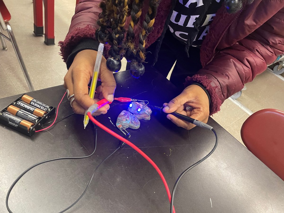 MathforAmerica's tweet photo. Most would agree that #makerspaces allow students to develop critical thinking and problem solving skills. #MfAProud teacher Jamie Munkatchy believes they do that and much more. Read about it here: https://t.co/VH8Mvs92hW @beamcenternyc @CAMBAInc https://t.co/lb9ADTLvDc