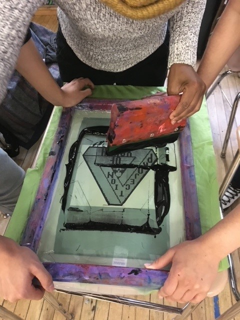 MathforAmerica's tweet photo. Most would agree that #makerspaces allow students to develop critical thinking and problem solving skills. #MfAProud teacher Jamie Munkatchy believes they do that and much more. Read about it here: https://t.co/VH8Mvs92hW @beamcenternyc @CAMBAInc https://t.co/lb9ADTLvDc