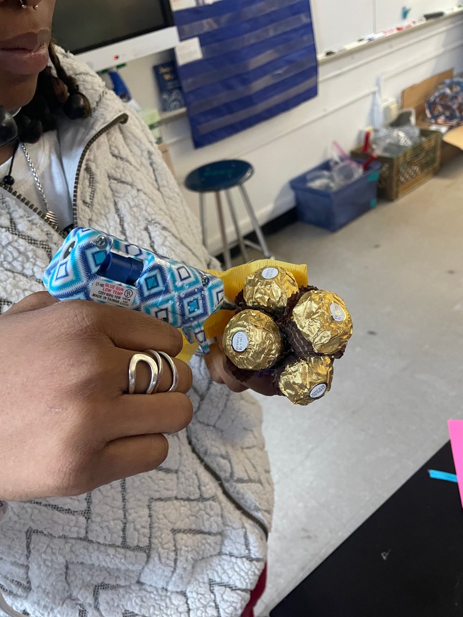 MathforAmerica's tweet photo. Most would agree that #makerspaces allow students to develop critical thinking and problem solving skills. #MfAProud teacher Jamie Munkatchy believes they do that and much more. Read about it here: https://t.co/VH8Mvs92hW @beamcenternyc @CAMBAInc https://t.co/lb9ADTLvDc