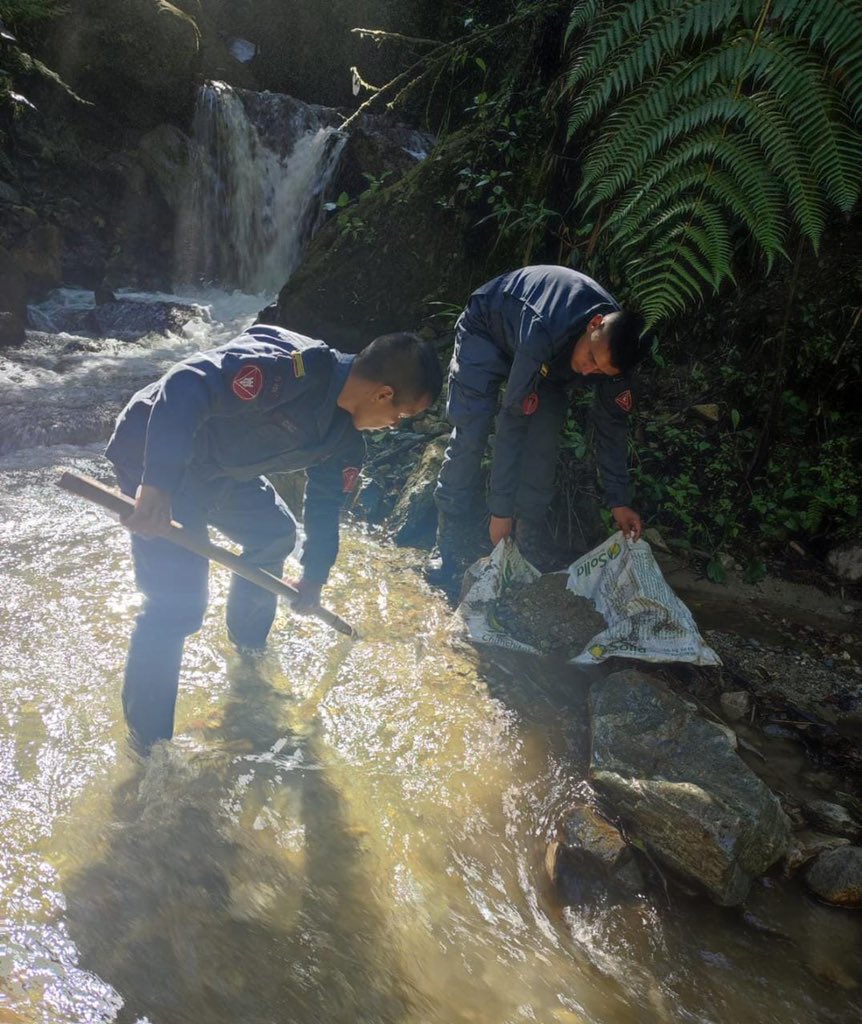 Ingenieros_EJC's tweet photo. Con el fin de brindar movilidad a los habitantes de Marquetalia, #Tolima, soldados del Batallón de Ingenieros de Desminado Humanitario N. °2 extrajeron una tonelada de piedra del río Gravilla para la construcción de un puente que mejorará sus condiciones #SoldadoEsServicioSocial. https://t.co/5cNOpqNYWA