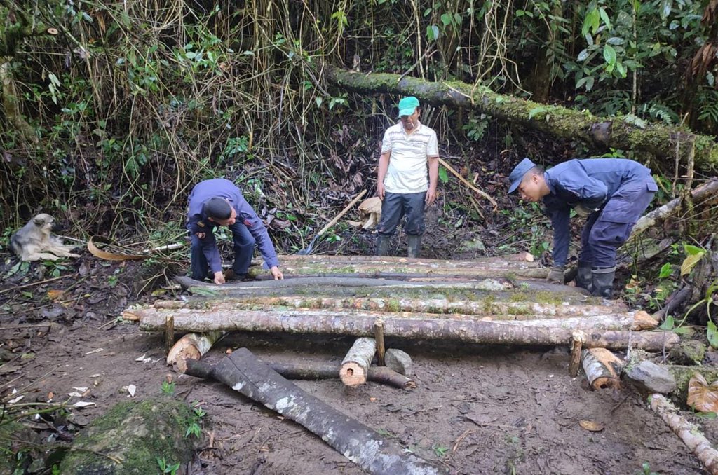 Ingenieros_EJC's tweet photo. Con el fin de brindar movilidad a los habitantes de Marquetalia, #Tolima, soldados del Batallón de Ingenieros de Desminado Humanitario N. °2 extrajeron una tonelada de piedra del río Gravilla para la construcción de un puente que mejorará sus condiciones #SoldadoEsServicioSocial. https://t.co/5cNOpqNYWA