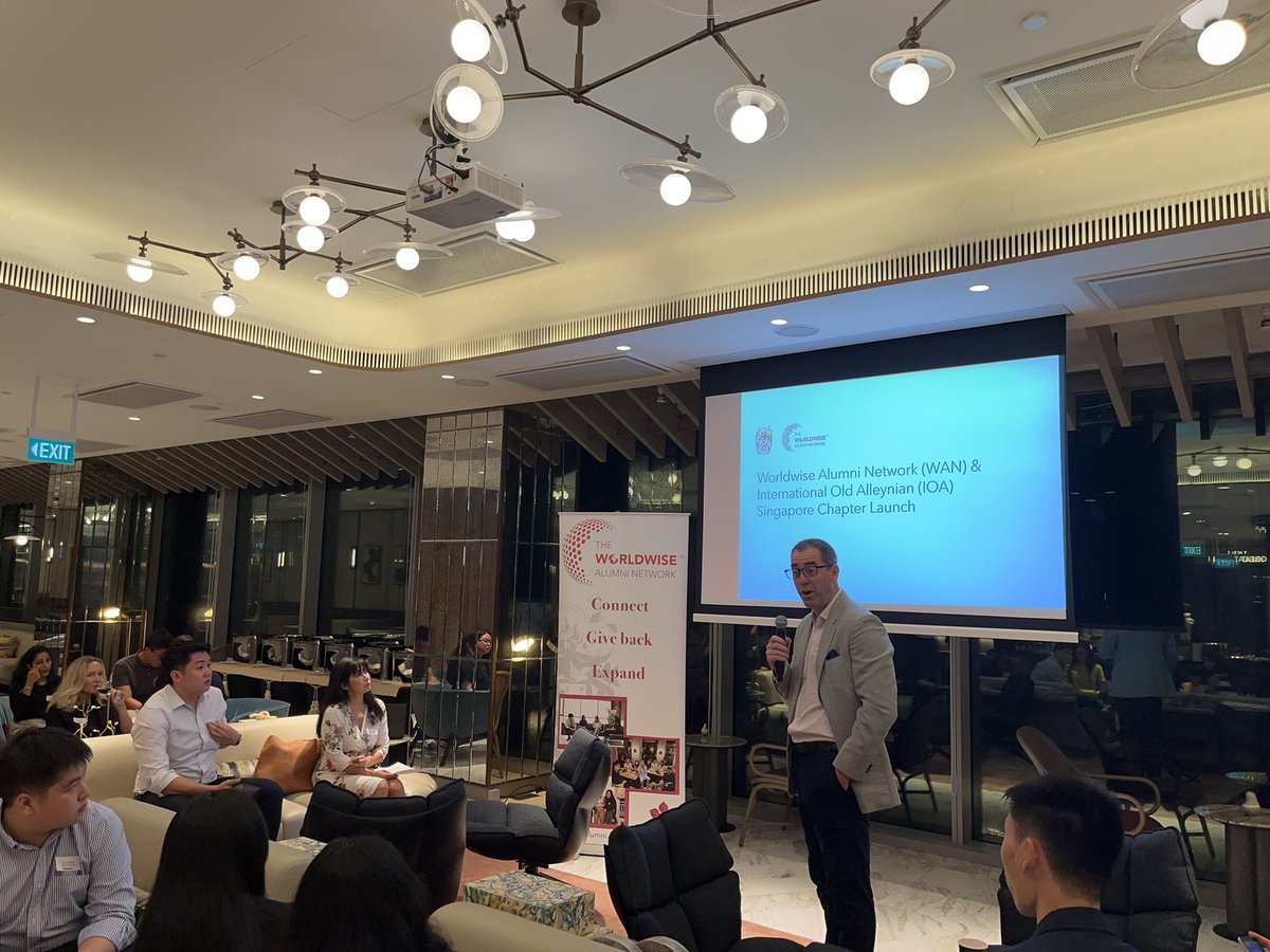 HeadDulwichSG's tweet photo. Last night saw the launch of the Singapore Chapter of the Worldwise Alumni Network. Wonderful to meet some of my former students from Suzhou and Singapore alongside alumni from London, Shanghai and Beijing. We are so proud of these fine International Old Alleynians #IOAs #WAN https://t.co/o9mlnrBZC1