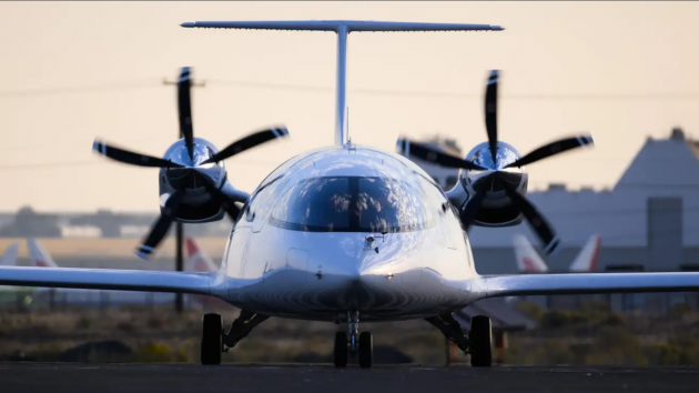 Daniel__Levine's tweet photo. All-electric passenger planes are taking off https://t.co/gvucsYxyzR https://t.co/GZkLz7ByoD