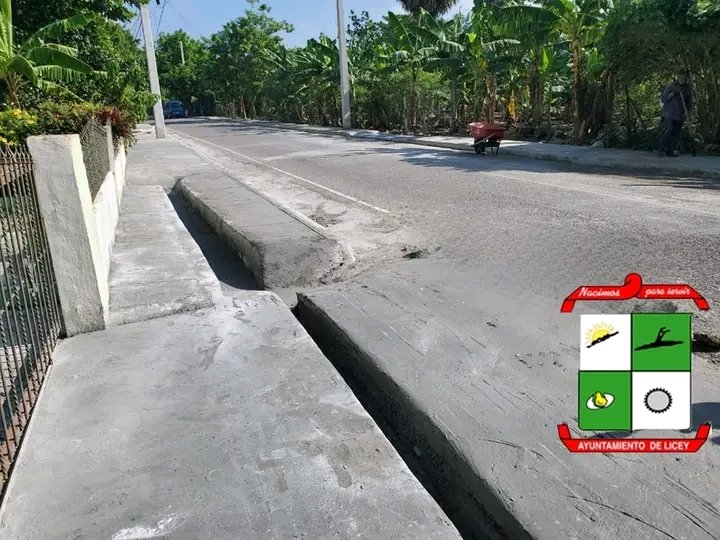 alcaldiadelicey's tweet photo. El Ayuntamiento de Licey Se Encuentra Incansablemente Trabajando en la Construcción de Aceras y Contenes en las distintas comunidades del Municipio. Está vez nos encontramos en Los Cadillos, Licey Arriba.
Para resguardar el orden, la seguridad del peatón. https://t.co/5osilBDmcT