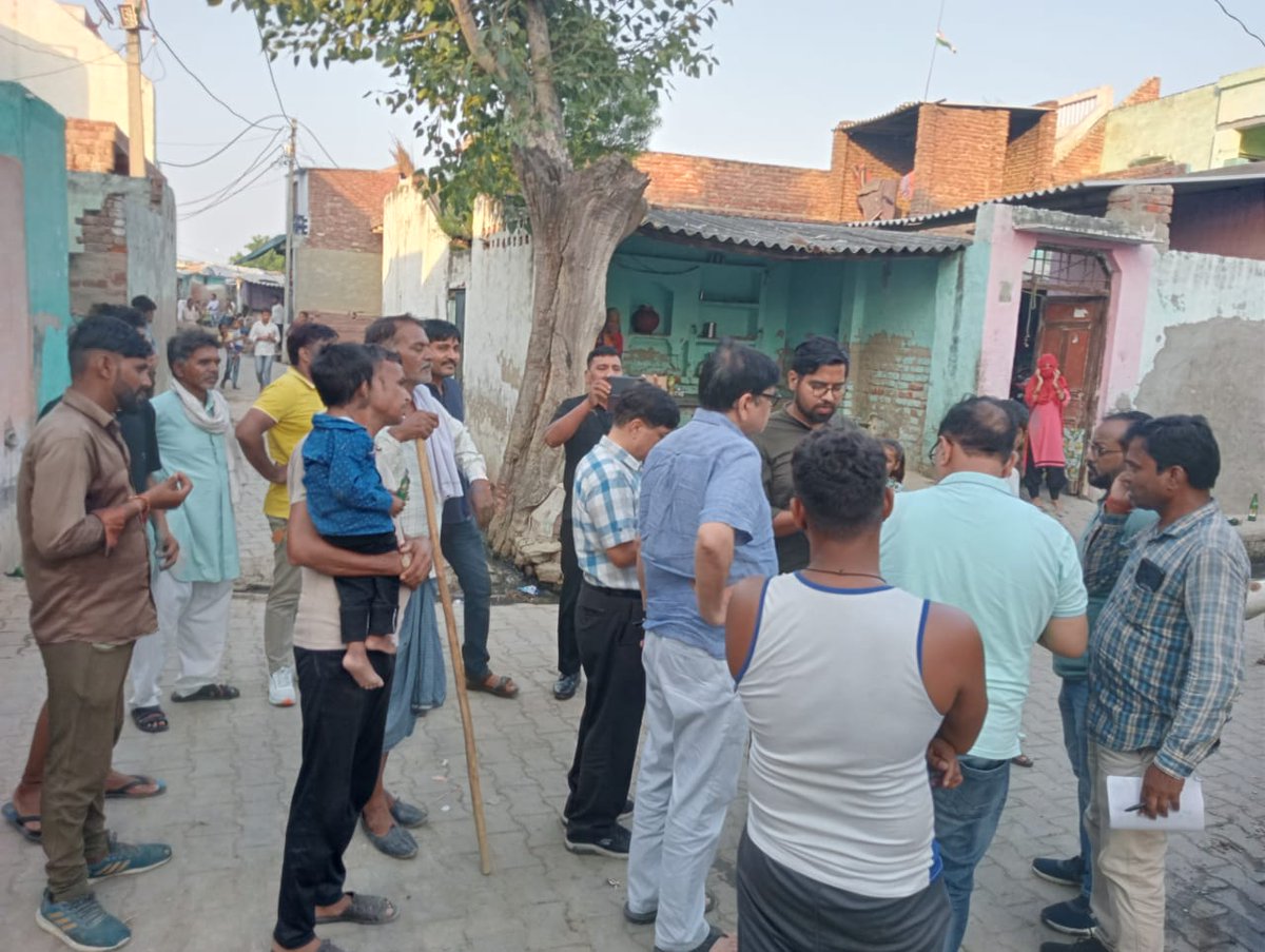 sdochhatikara's tweet photo. आज छटीकरा उपखण्ड के अंतर्गत ग्राम अरहेरा मे मुख्य अभियंता आगरा जोन 2 के द्वारा अधीक्षण अभियंता महोदय शहरी एवं अधिशाषी अभियंता महोदय वृन्दावन के साथ कैंप एवं डिसकनेक्शन अभियान का औचक निरिक्षण किया गया। @myogiadityanath @aksharmaBharat @MDDVVNL @se_eudcmathura https://t.co/8Z7oLd4DZ8