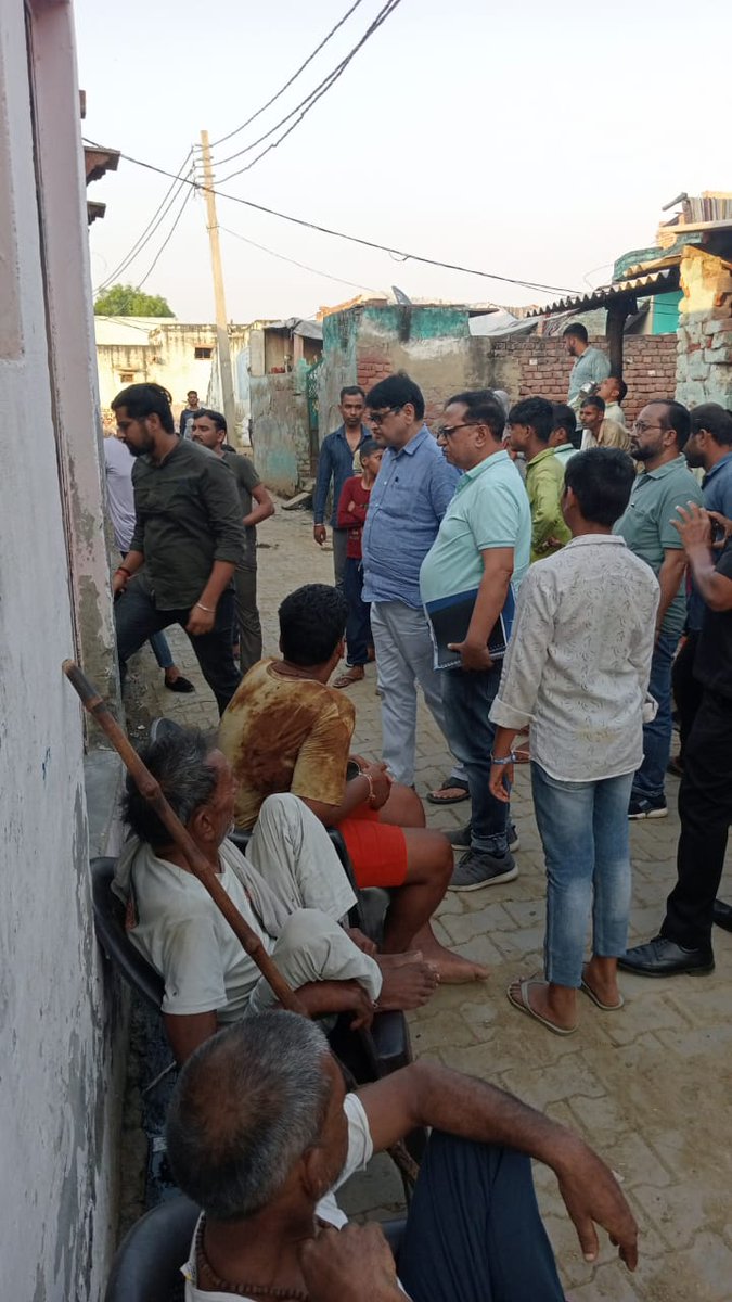 sdochhatikara's tweet photo. आज छटीकरा उपखण्ड के अंतर्गत ग्राम अरहेरा मे मुख्य अभियंता आगरा जोन 2 के द्वारा अधीक्षण अभियंता महोदय शहरी एवं अधिशाषी अभियंता महोदय वृन्दावन के साथ कैंप एवं डिसकनेक्शन अभियान का औचक निरिक्षण किया गया। @myogiadityanath @aksharmaBharat @MDDVVNL @se_eudcmathura https://t.co/8Z7oLd4DZ8