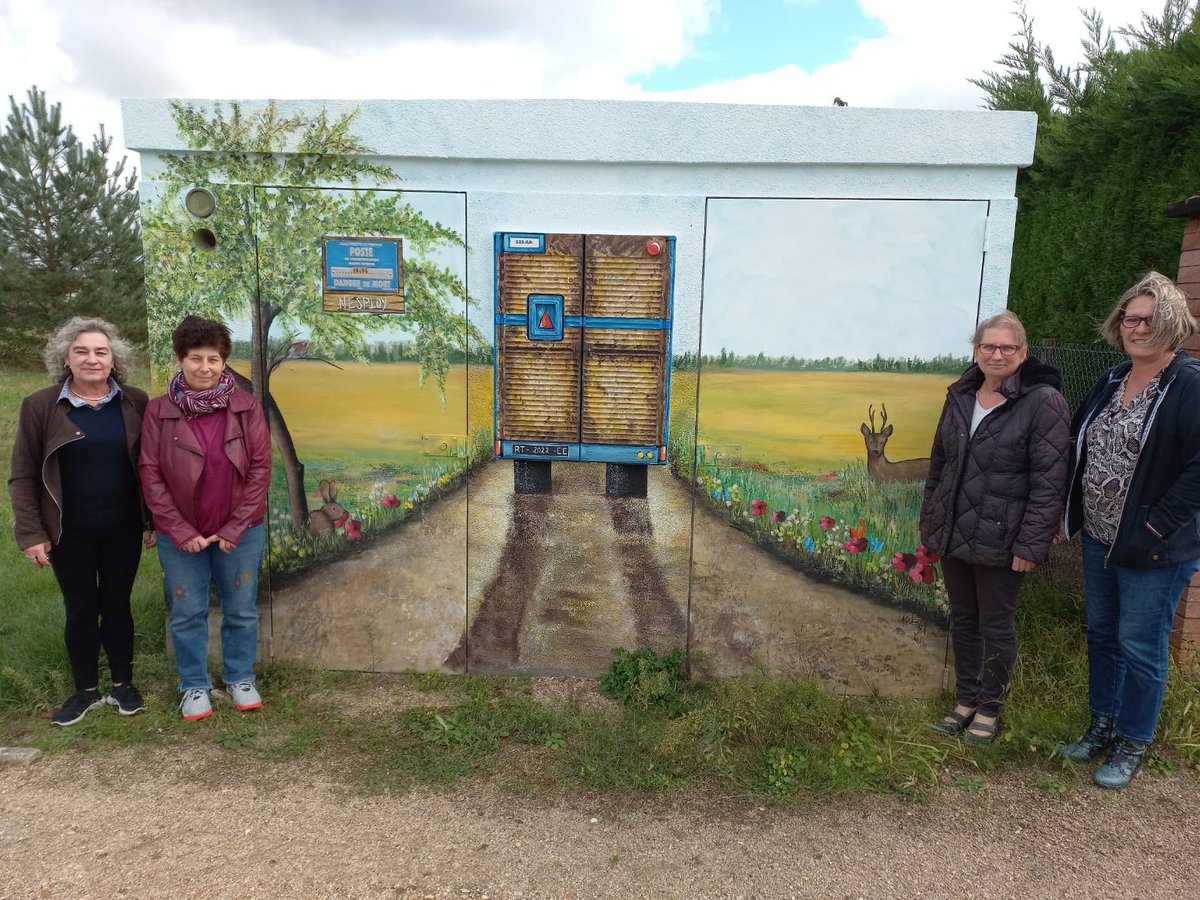 enedis_centre's tweet photo. #Loiret : Transformer un poste de distribution d'électricité en œuvre d’art pour mieux l’intégrer dans l’#environnement... ✅défi relevé à #Nesploy❗️ Bravo 👏 pour cette belle réalisation #RSE.
Une œuvre signée Rufina Torres 🖌️
Inauguration aux côtés de Mme le Maire.
#StreetArt https://t.co/tUGD55t9rA