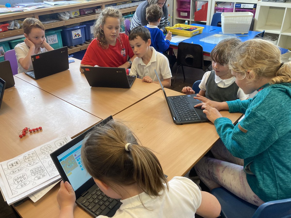 YsgolCiliauParc's tweet photo. Diolch i’r Dewiniaid Digidol am gynnal sesiwn codio gyda Bl2 prynhawn ma. Our #DigitalWizards helped Year 2 with a coding session today. #CodingWeek #WythnosCodio #HourOfCode https://t.co/JAksD5Br7r
