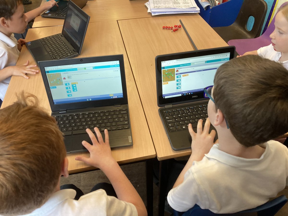 YsgolCiliauParc's tweet photo. Diolch i’r Dewiniaid Digidol am gynnal sesiwn codio gyda Bl2 prynhawn ma. Our #DigitalWizards helped Year 2 with a coding session today. #CodingWeek #WythnosCodio #HourOfCode https://t.co/JAksD5Br7r