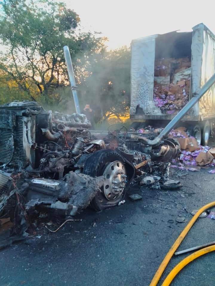 incendio de trailer en cordinación con unidades de protección civil carretera comonfort a San Migue Allende a la altura de arias, circular con precaución!! Ya controlado al momento @Titanes57Ofic <a href="/Kikooman83/">KIKOMAN</a> <a href="/Thermokineros/">Thermokineros De ❤ corazón Oficial</a> <a href="/RubenDashCastro/">Ruben</a> <a href="/RousCarrillo6/">Rouss💖😉🌻🍸🎶🚛💨✌</a> <a href="/saulortega71/">𝓔𝓵 𝓟𝓪𝓷𝓽𝓮𝓻𝓪🌎🌎🌎🚚🚚🚚😃😃🐾🐾</a>