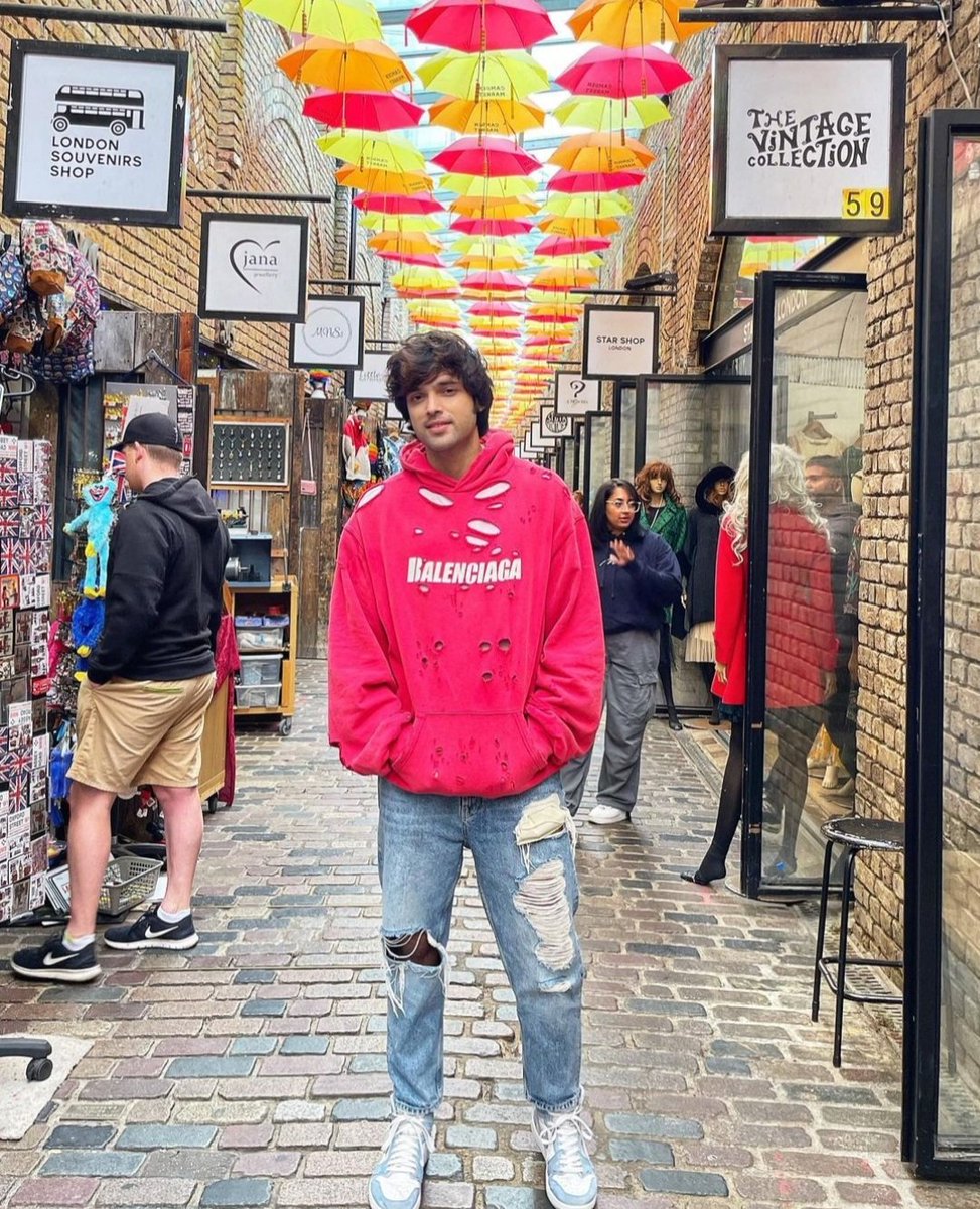 ETimesTV's tweet photo. Parth Samthaan living life in style as he looks comfy and chill in oversized casuals 😎

#parthsamthaan #etimestv https://t.co/in6knHO5K9