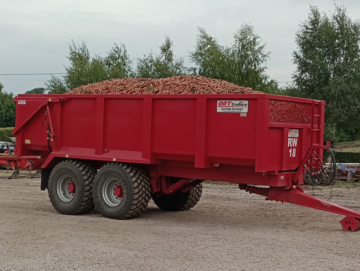 LancsCatering's tweet photo. Merscar House Farm harvesting carrots in Scarisbrick Lancashire #nutritious #vegpower ploughing the fields from farm to plate #freshsolutions @LancsCatering Feeding the Future of Lancashire 🥕 https://t.co/iWasoIBuiO