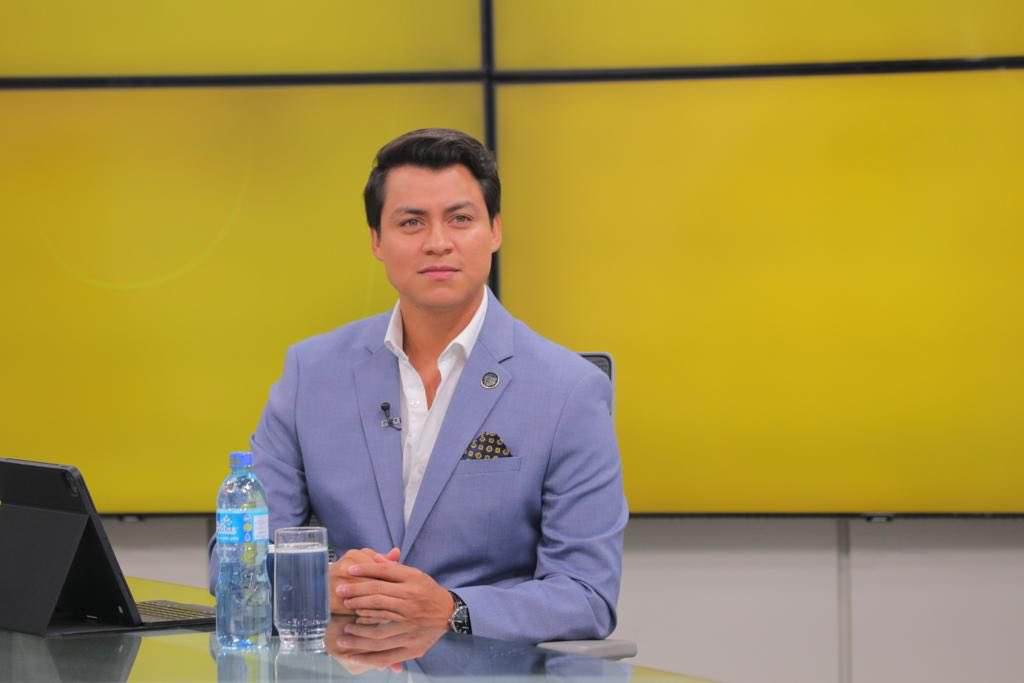 ⛔️ARENA nos puso el IVA.
⛔️El FMLN quería elevarlo al 15%.

✅Junto al Presidente <a href="/nayibbukele/">Nayib Bukele</a>, el Ministro <a href="/AlejandroZelay9/">Alejandro Zelaya 🇸🇻</a> y la Nueva AL, combatimos a los evasores,  recuperamos $1,200 millones, sin incrementar los impuestos y quitando dos impuestos.