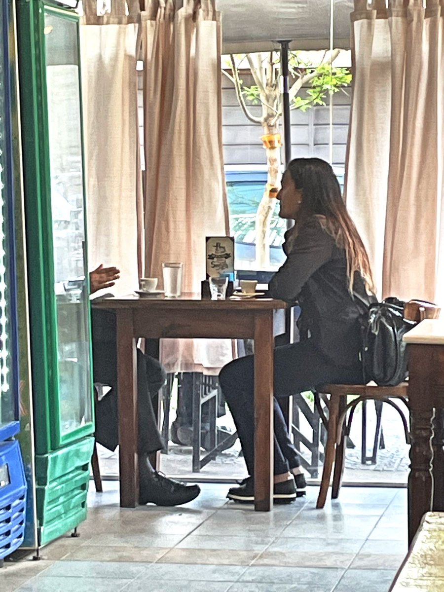 La policía Wanda Esquivel plantó el arma con la que la Policía intentó ensuciar a Blas y a sus amigos, para justificar el gatillo fácil. Tiene prisión domiciliaria. Pero se sienta a tomar un café en un bar, como si estuviera en completa libertad.