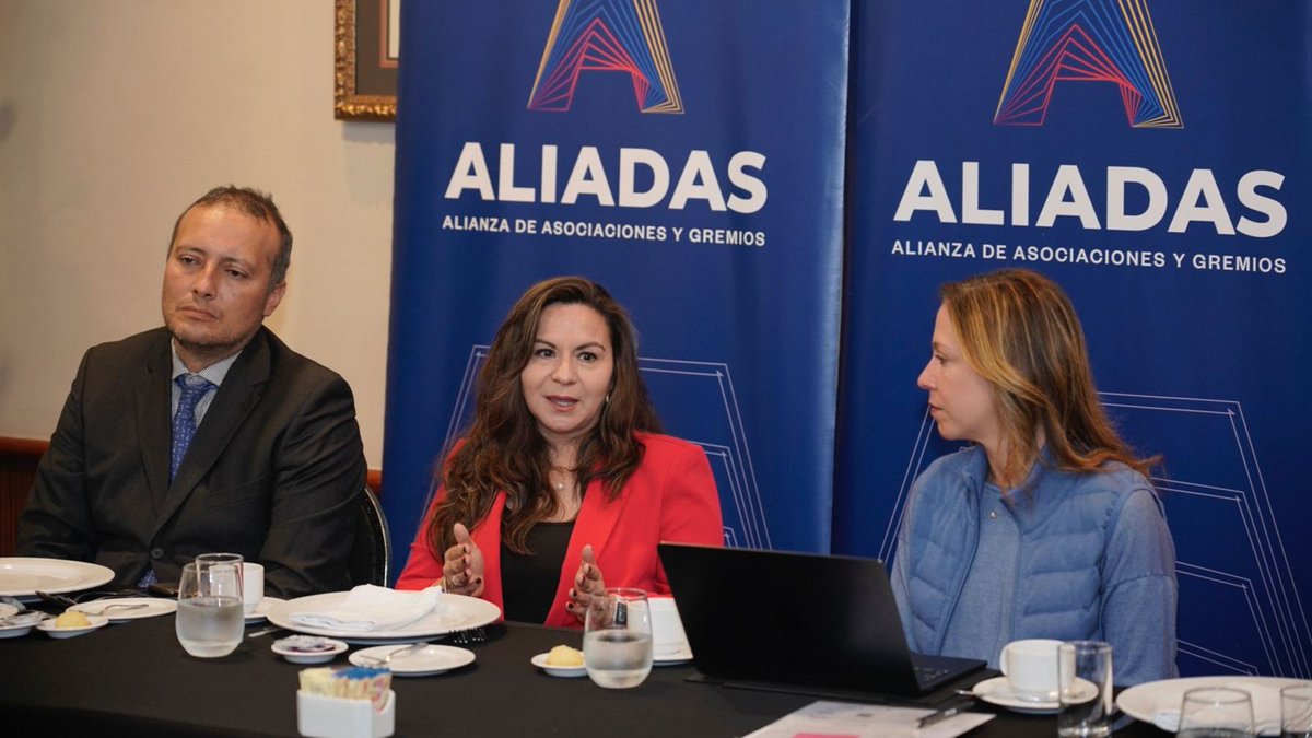 Ministerio_TIC's tweet photo. La ministra @SandramUrrutia, junto con el viceministro @SergioValdesB, se reúnen con la presidenta de @AliadasAlianza, @mclacouture, empresarios y representantes de gremiales para compartir propuestas encaminadas en la construcción de un país más productivo a través de las TIC. https://t.co/BmbnaJbVD6