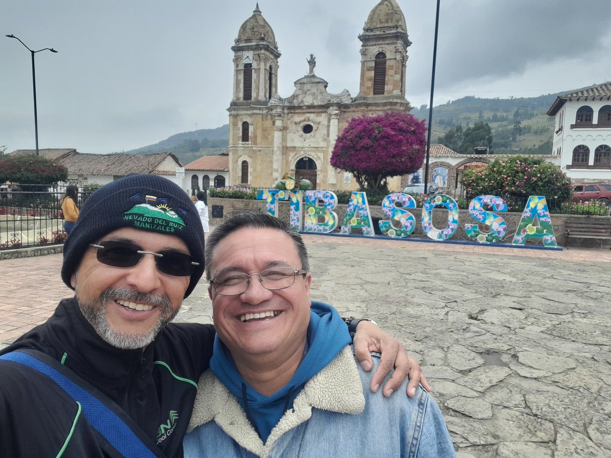 RadioMESTIZAJES's tweet photo. Encuentro de amigos en Tibasosa (Boyacá).  Pura radio cultural!
#Tertuliando #TíoManuel #mestizajes https://t.co/XjQITjK4LE