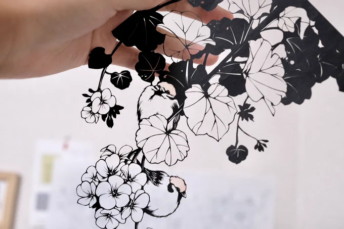 個展に連れてく子、ひとまずこれでのこすところあと一作となりました!インチサイズの飾りやすい作品たちは5つ連れて行きます#切り絵 
