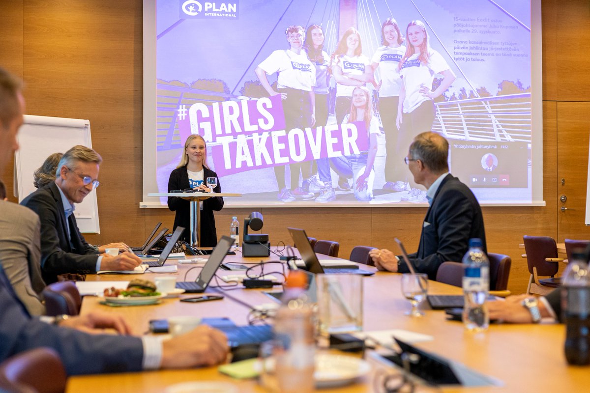 JuhaKoponen's tweet photo. 15-vuotias Eedit valtasi tänään LähiTapiolan osana #GirlsTakeOver-kampanjaa. Finanssiala kaipaa moniäänisyyttä ja Eeditin kanssa mietimme, mitä LähiTapiola voi osaltaan tehdä enemmän jotta tyttöjen ja nuorten ääni kuuluisi päätöksenteossamme vahvemmin. #GirlsTakeover #LähiTapiola https://t.co/jV0Gb9TP4e
