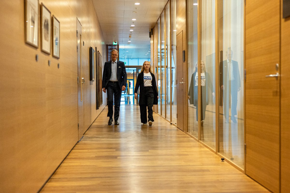 JuhaKoponen's tweet photo. 15-vuotias Eedit valtasi tänään LähiTapiolan osana #GirlsTakeOver-kampanjaa. Finanssiala kaipaa moniäänisyyttä ja Eeditin kanssa mietimme, mitä LähiTapiola voi osaltaan tehdä enemmän jotta tyttöjen ja nuorten ääni kuuluisi päätöksenteossamme vahvemmin. #GirlsTakeover #LähiTapiola https://t.co/jV0Gb9TP4e