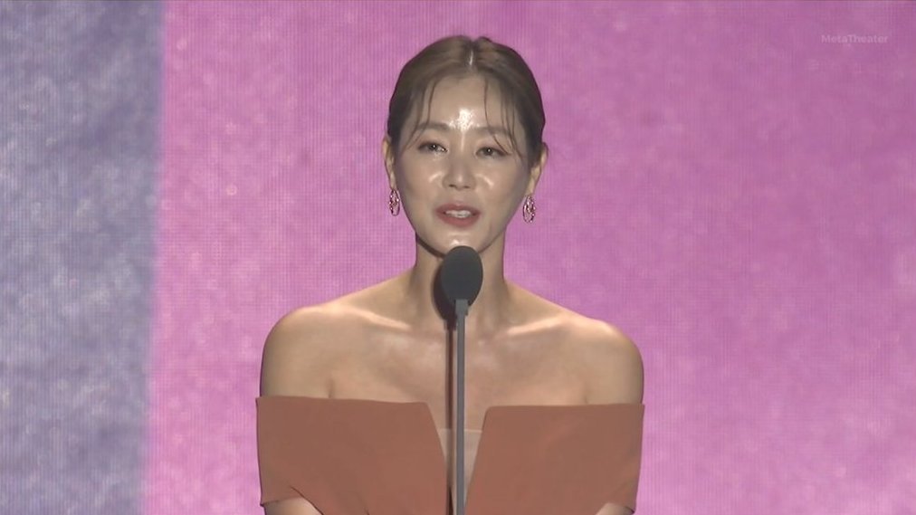 doramitasbrasil's tweet photo. Parabéns #KimSungRyung de #PoliticalFever por ganhar a Melhor Atriz de Excelência em um drama OTT em #APANStarAwards2022 🎉🎉 https://t.co/gaf71IKliI
