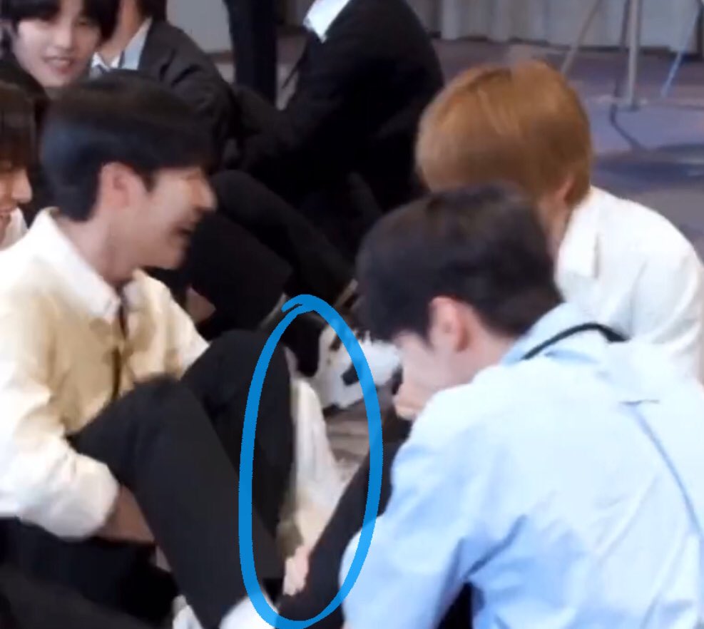 jaehyunpetals's tweet photo. Jaehyun's foot length is like Renjun's calf lengt? 😭 https://t.co/SnRN7hRB09