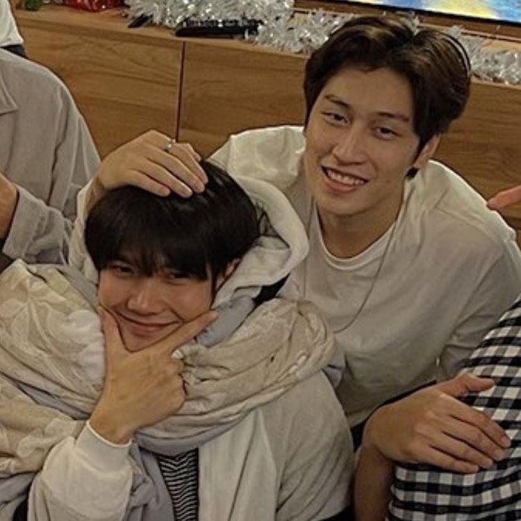 hojimato's tweet photo. มันจะมีอยู่คู่นึง ถ่ายรูปกลุ่มยังไงให้เป็นรูปคู่ เห่งอะ https://t.co/MPsf3vCLBd