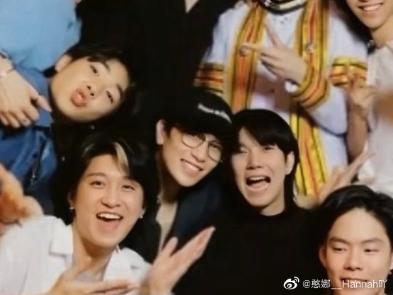 hojimato's tweet photo. มันจะมีอยู่คู่นึง ถ่ายรูปกลุ่มยังไงให้เป็นรูปคู่ เห่งอะ https://t.co/MPsf3vCLBd