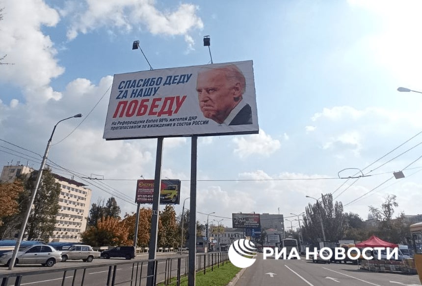 patriot_senior's tweet photo. 🇺🇦🇷🇺 1-Un panneau d'affichage est apparu dans le centre de Donetsk avec une photo de Biden, les résultats du référendum et la légende "Merci grand-père pour notre victoire", rapporte le correspondant de RIA Novosti. "S'il n'avait pas aidé l'Ukraine et ... https://t.co/jeYUPmpXPS