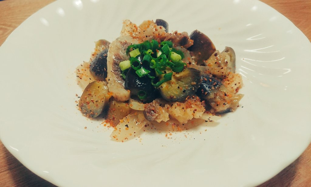 yuitsudu's tweet photo. 角煮は作れるのに、デザートのホットケーキはコノザマだったり
(フライパンサイズで焼いて、一人で食すのは宗教上の理由です)(背景が不穏はいつもの)

ほりにしプレミアム(期限切迫)をなんと500円で入手したら最強過ぎて、ただのナスと牛スジのとろとろ煮がヤバいことになったり https://t.co/pWR13yMBPv