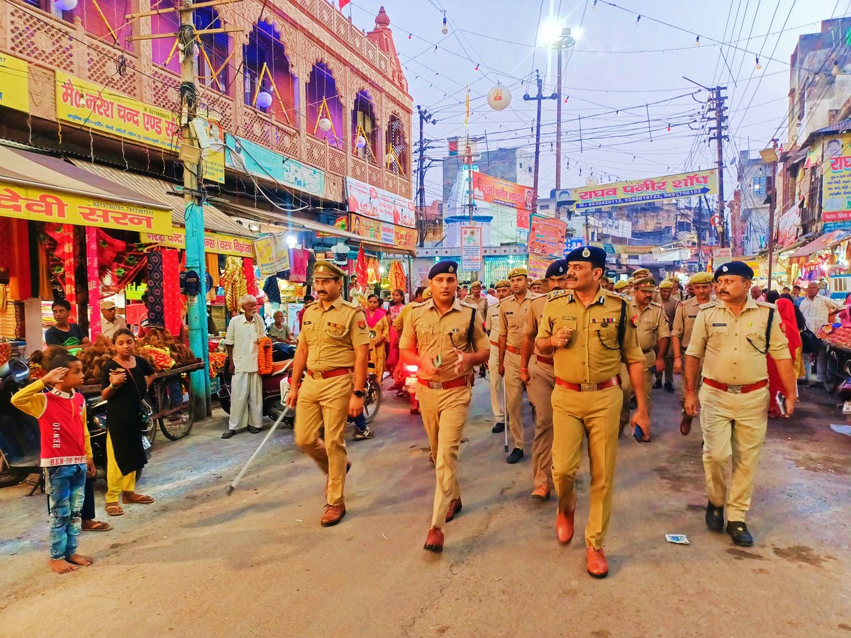 इस दृश्य को शब्दों में बयां कर पाना मुश्किल है। पैदल मार्च के दौरान मासूम के सेल्यूट में झलकता पुलिस का सम्मान।
<a href="/PMOIndia/">PMO India</a>
<a href="/myogiadityanath/">Yogi Adityanath</a> 
<a href="/myogioffice/">Yogi Adityanath Office</a> 
<a href="/Uppolice/">UP POLICE</a> 
<a href="/dgpup/">DGP UP</a> 
<a href="/adgzonemeerut/">ADG ZONE MEERUT</a> 
@igrangemeerut 
<a href="/hapurpolice/">HAPUR POLICE</a> 
<a href="/deepakbhuker/">Deepak Bhuker</a> 
<a href="/RajuMishra63/">राजू मिश्र / Raju Mishra</a> 
<a href="/manojptyagi/">Manoj Tyagi</a> 
<a href="/newsbyvishal/">Vishal Goyal</a>