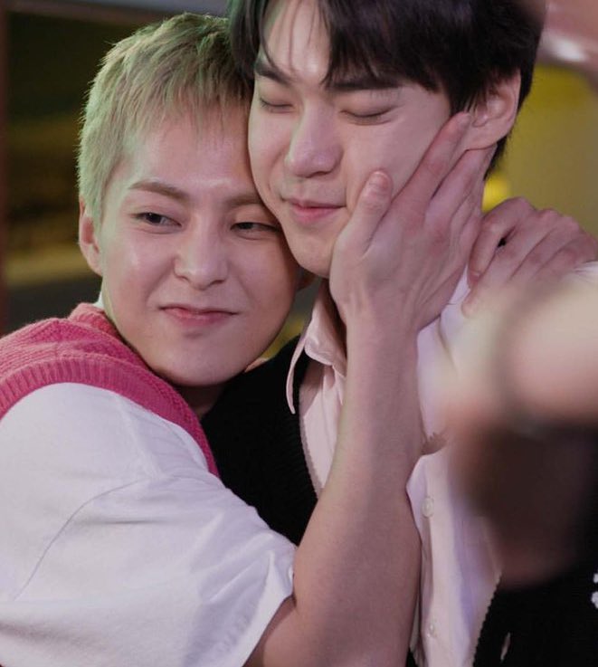 ddoingxo's tweet photo. this is way too domestic 😭😂 https://t.co/oOCMGZXZSL