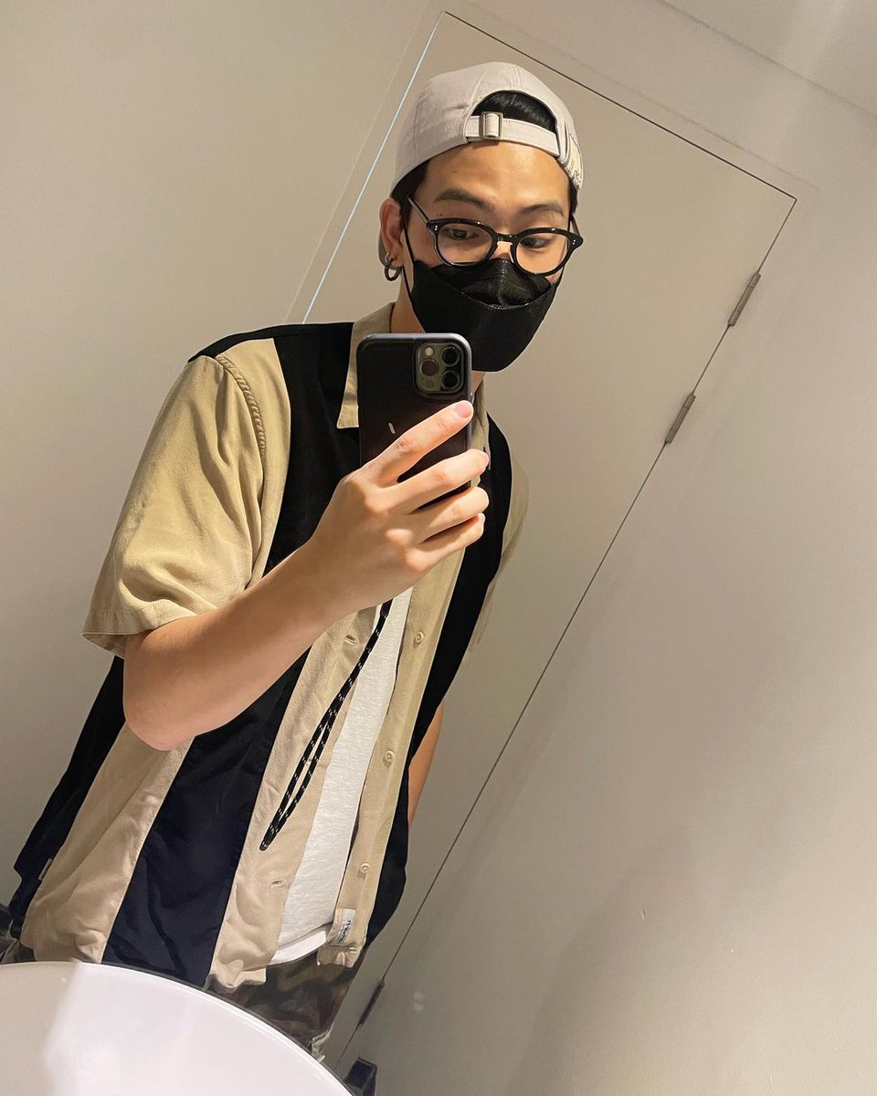 bIoomingaster's tweet photo. He go from boyfriend material to meme material real fast https://t.co/OKm8dmuarK