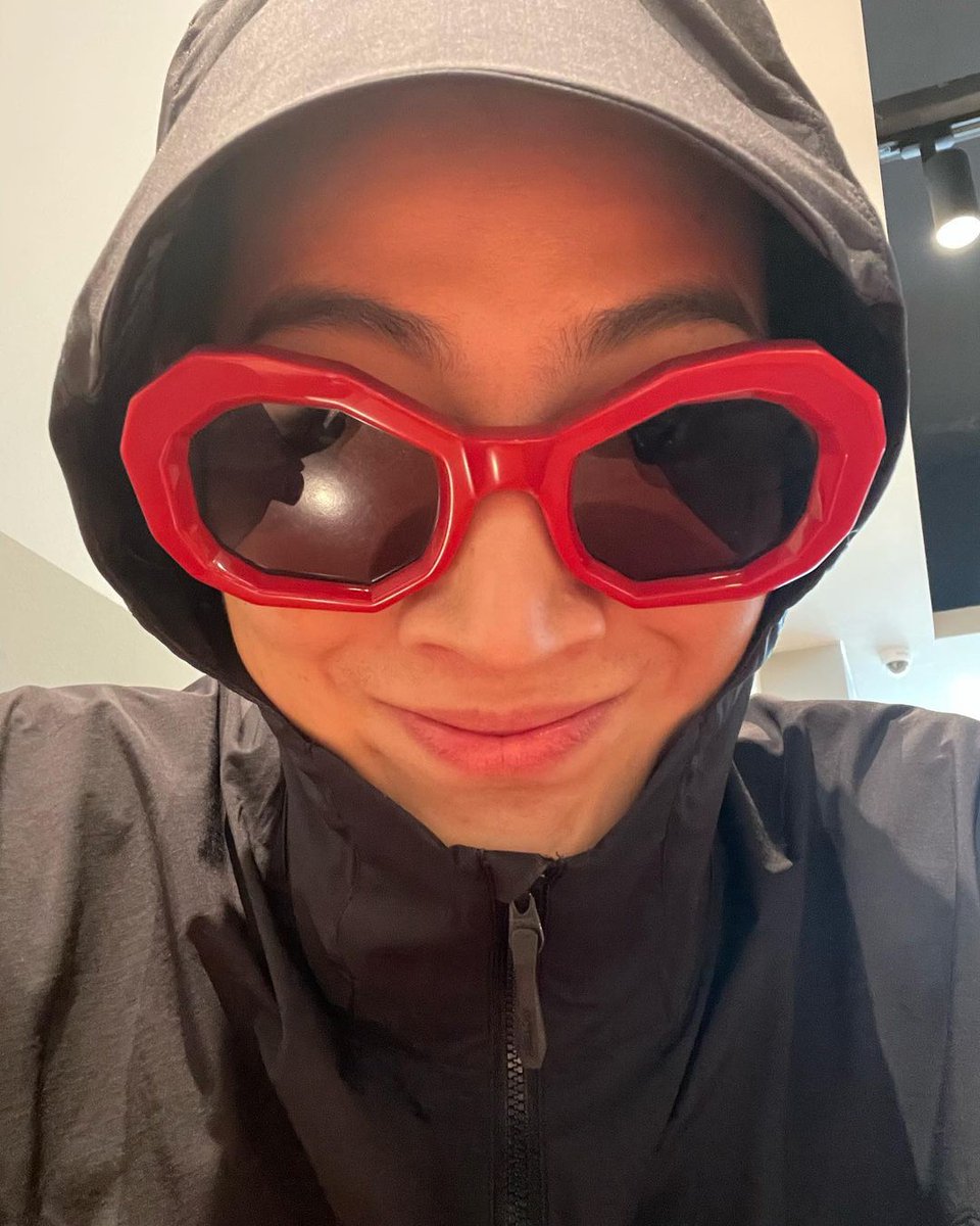 bIoomingaster's tweet photo. He go from boyfriend material to meme material real fast https://t.co/OKm8dmuarK