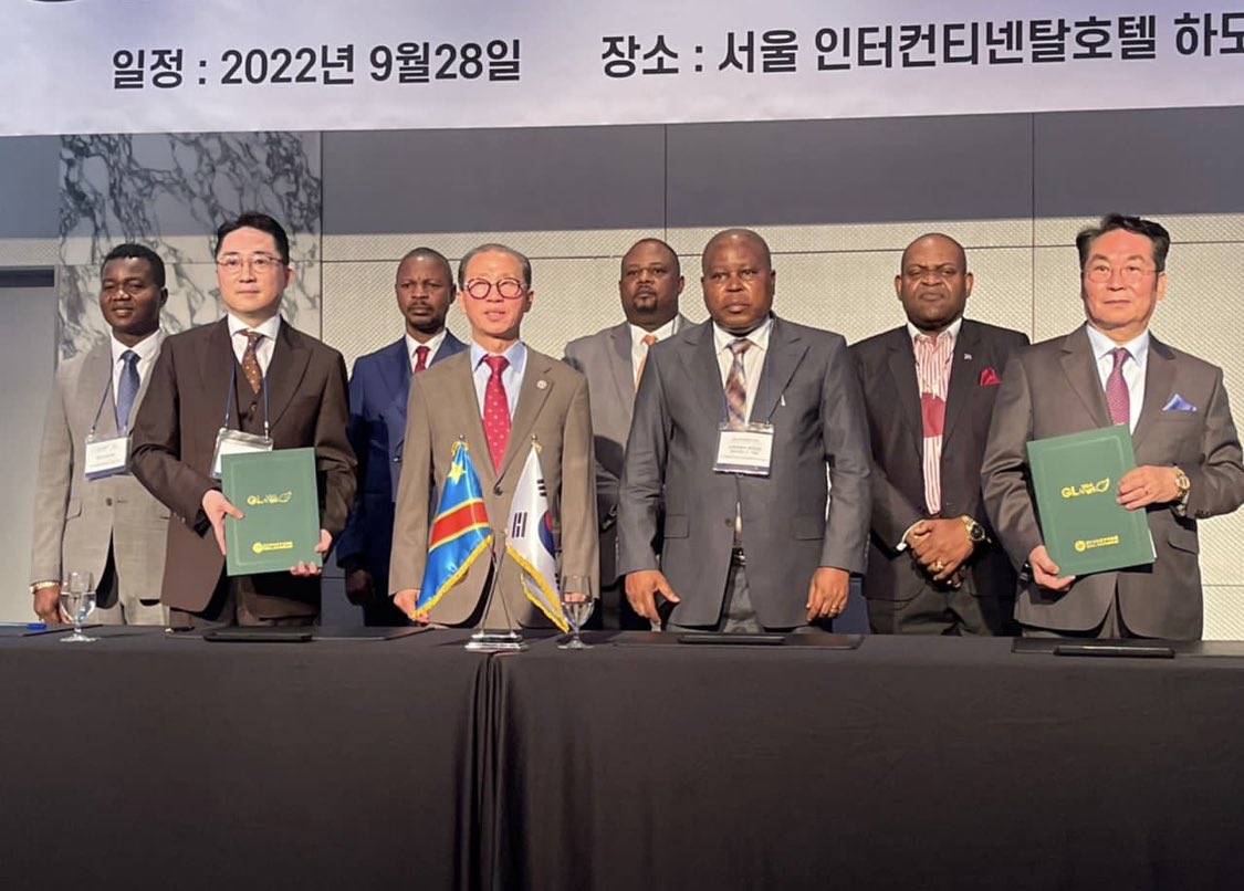 RubotaFM's tweet photo. Une joie pour notre population après la signature du protocole d'accord avec le consortium GLF.KCD GLOBAL composé des entreprises coréennes spécialisées dans la production des matériaux de construction de l'habitat. La vision de S.E le président de la République @fatshi13 https://t.co/Xy1cgZYaT0