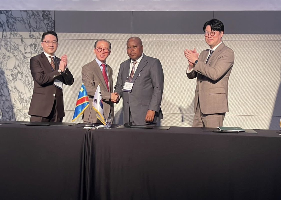 RubotaFM's tweet photo. Une joie pour notre population après la signature du protocole d'accord avec le consortium GLF.KCD GLOBAL composé des entreprises coréennes spécialisées dans la production des matériaux de construction de l'habitat. La vision de S.E le président de la République @fatshi13 https://t.co/Xy1cgZYaT0