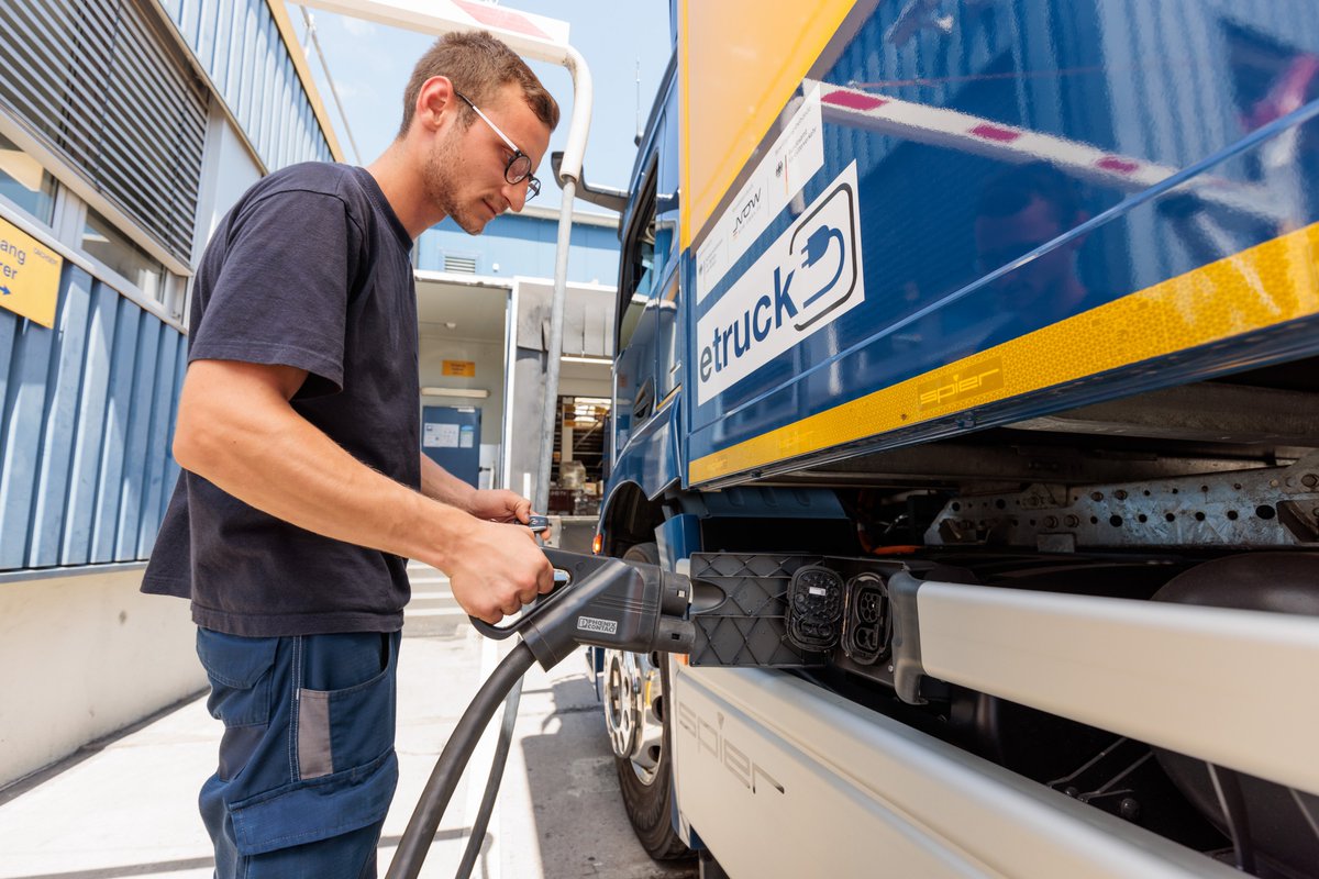 Op de drie nieuwe ‘#emobility locaties’ in Freiburg, Hamburg en Malsch bij Karlsruhe onderzoekt en test de logistieke dienstverlener het gebruik van emissievrije technologieën en intelligent stroom- en netbeheer: bit.ly/3SFnfxZ