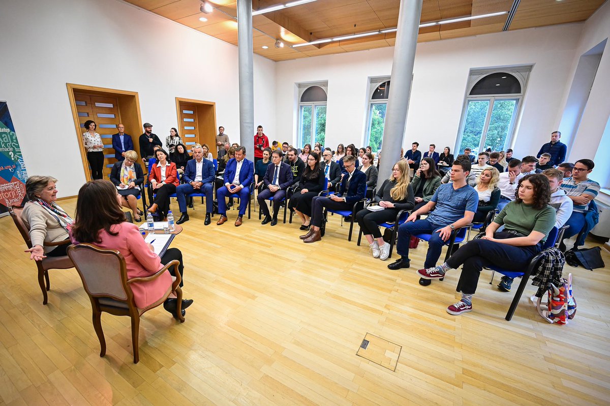 EKvSloveniji's tweet photo. 🙋♂️Z mladimi o mladih za #mlade! #EYY2022
Komisarka @ElisaFerreiraEC se je ustavila tudi na Uni. MB, kjer je s študenti in prof. razpravljala o ključnih temah, ki jih najbolj zanimajo - prihodnost, #EUGreenDeal, sooblikovanje politik, digitalizacija, ... 1/3 https://t.co/6i8IwNyTJc