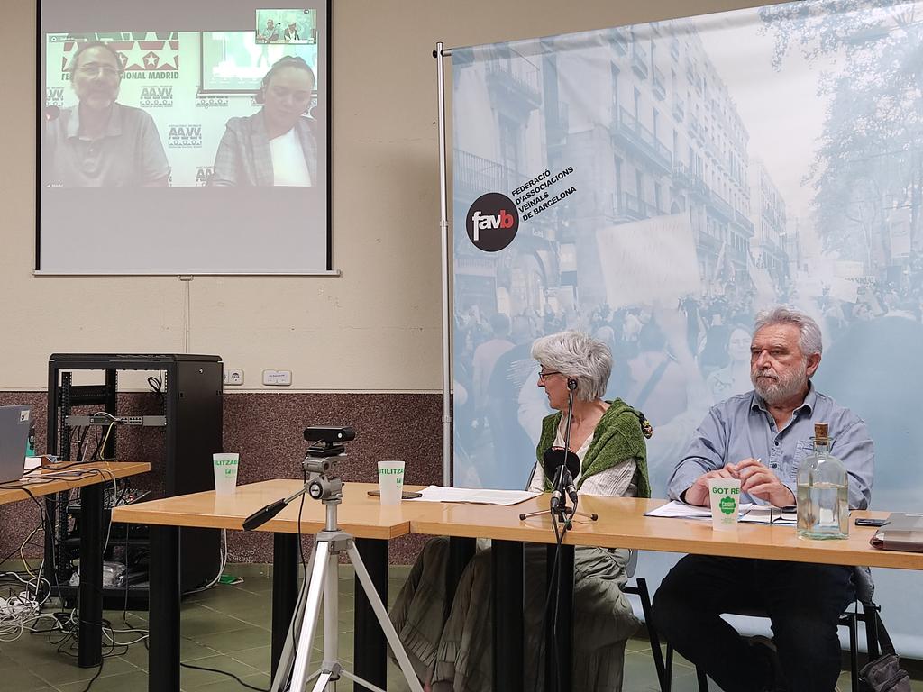 FAVBcn's tweet photo. Comencem la roda de premsa conjunta amb la @FRAVM i @facua per explicar la queixa que hem presentat al Defensor del Pueblo pel soroll i la sobreocupació de l'espai públic per part de les #terrasses. https://t.co/yBKvHk3gNj