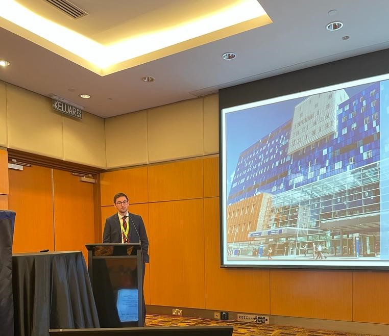 BartsBoneJoint's tweet photo. .@BartsBoneJoint trainee Jim O'Hagen gives a slick presentation of his systematic review of displaced intraarticular calcaneal fractures. Nice clear conclusion!

@SICOTortho #sicotkl2022 #madeinwhitechapel #bartsorthopaedics #homeoforthopaedics #orthotwitter https://t.co/r2tRuKue90