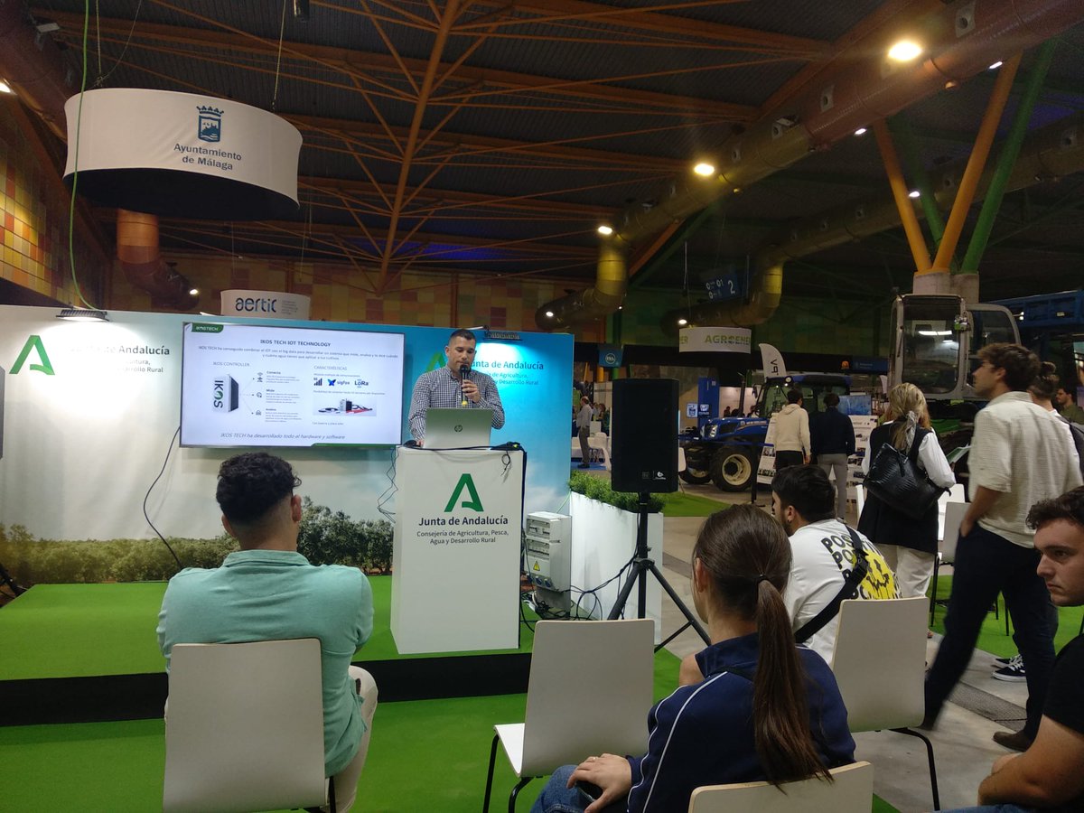 DIHAndAgrotech's tweet photo. #AGRITALKS 
Joaquín Soriano, CEO de #IKOSTECH, nos recuerda la importancia no solo de ✍ tomar los datos, sino de 📊 qué hacer con ellos #Agrifood2022 https://t.co/MVyJvyA6ee