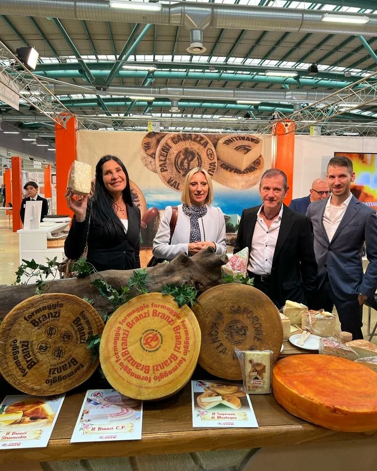 LaraMagoni's tweet photo. Bergamo si conferma #CapitaleEuropea dei #Formaggi!
Dopo il grande successo del 2019, questa mattina ho avuto l'onore di inaugurare la seconda edizione di #B2Cheese, il primo e unico appuntamento nazionale dedicato interamente agli operatori del settore lattiero-caseario https://t.co/XIrfqtqP0q