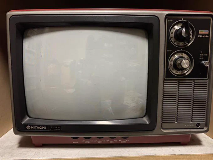 電話はくるくる巻かれたコードがついてて、TVは画面が膨らんでて妙に小さくて、車のミラーはなぜか前の方に付いている。今の若い人にとっては異世界に見えるかもしれない。 