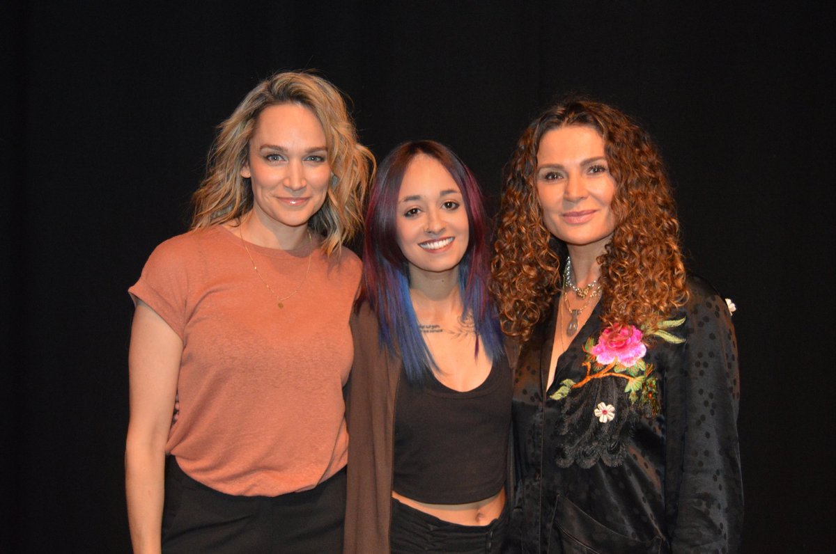 Rach_71191's tweet photo. BRANKY sandwich 👀👀 always happy to be the filler 💁🏽♀️ 😱😍😭😍💙🖤💙🖤 @nicdasiIva @daniellecormack #wentworth #frankydoyle #beamish #branky https://t.co/wQyrQeMFPe