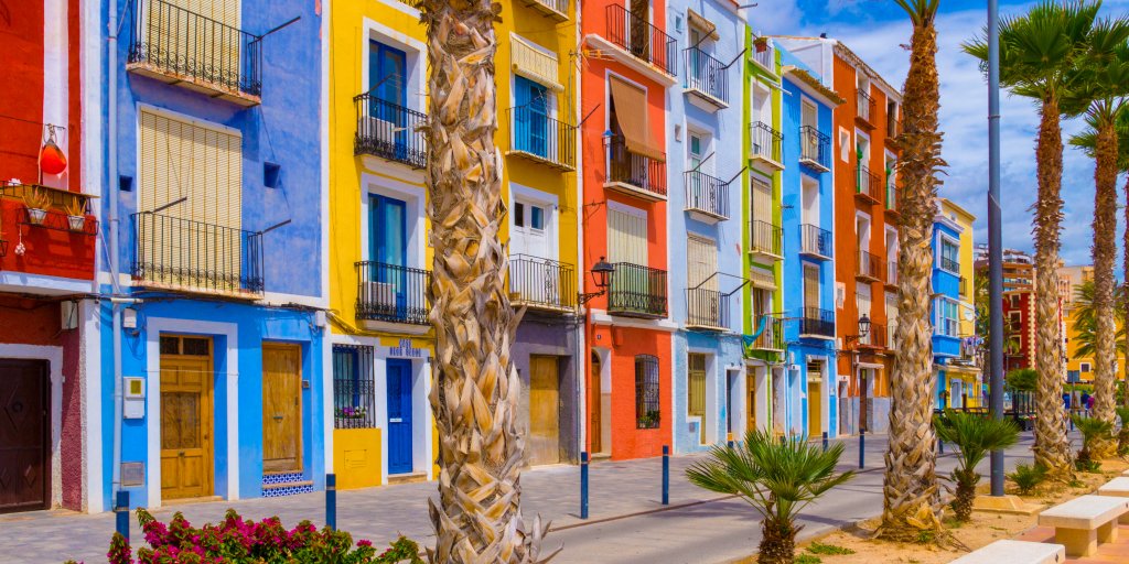 Visitar pueblos con encanto de #Alicante es algo que no debes dejar de hacer al menos una vez al año 🏘️ , ¡aunque da para muchas visitas! Aquí te hablamos de 5 de estos rincones tan especiales. 👉bit.ly/3LRFcHy #MediterráneoEnVivo