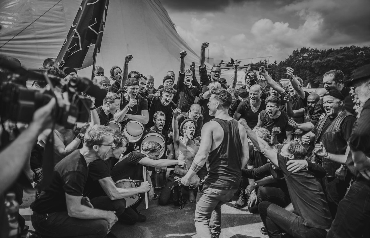 KOORBAZEN ZOEKT 10 NIEUWE ZWARTE LIJSTERS

liefde voor muziek ✔️
passie voor zingen ✔️
gevoel voor theater ✔️

WIJ ZOEKEN JOU!

SMEER JE KEEL EN DOE AUDITIE 🔥
check de site en meld je nu aan voor de auditie op 11 oktober

KOORBAZEN.NL